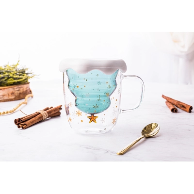 
                                            Thermic christmas tree shape mug 300ml with silicone cover in the shape of white snow
                                            