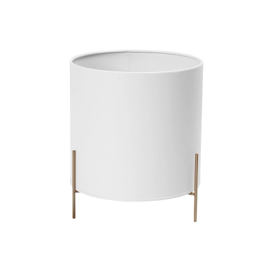 
                                                White metal cover, diameter 20 cm, height 10 cm, on a golden base
                                                
