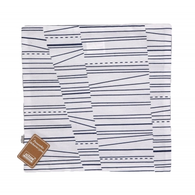 
                                                Printed with solid back and back zipper
                                                
