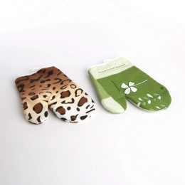 Oven glove with magnet