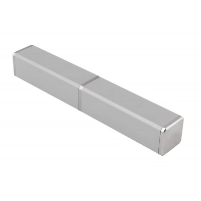 
                                            Алюминиевый ящик квадратной формы, серебристого цвета
                                            