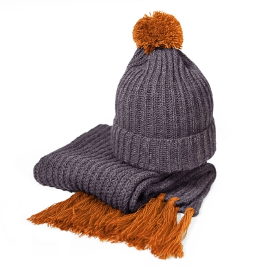
                                                GoSnow hat and scarf with a bright pompom and tassels.
                                                
