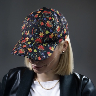 
                                                Custom Merch baseball cap, 5 panels, velcro closure.
                                                