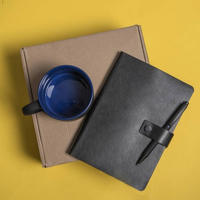 
                                                DYNAMIC gift set: mug, daily planner, pen, pencil, box, black/blue.
                                                