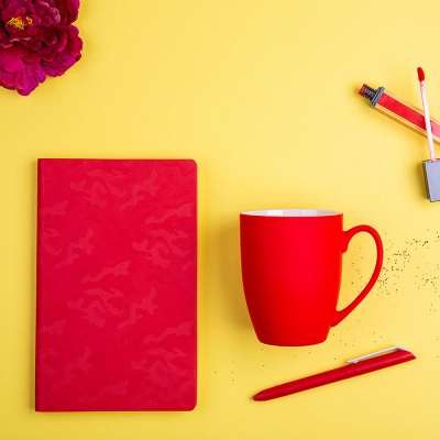 
                                                RUBY BABE gift set: business notebook, pen, mug, box, shavings, red.
                                                