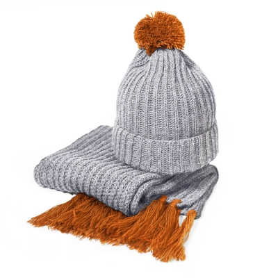 
                                                GoSnow hat and scarf with a bright pompom and tassels.
                                                