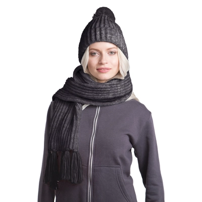 
                                                GoSnow hat and scarf with a bright pompom and tassels.
                                                
