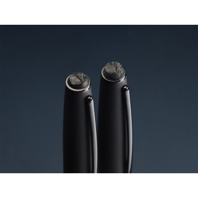 
                                                Pen set with coal
                                                