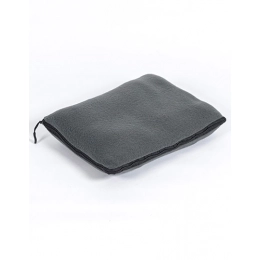 Пледы. Набор из микрофлисового пледа и подушки из переработанных материалов.