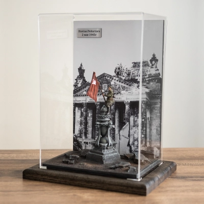 
                                                Diorama 