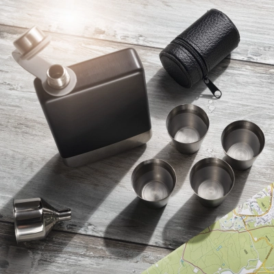 
                                            Hip flask set Schwarzwolf TAHAT
                                            