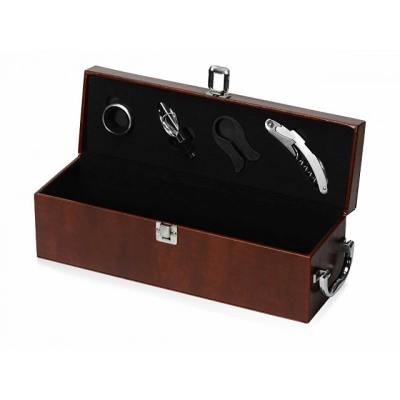 
                                                Wine accessories set in a gift box 