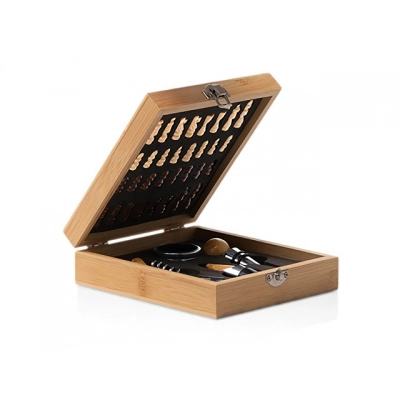 
                                                Wine set with chess 