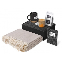 Подарочный набор «Re:y. Nest» с пледом, кружкой и вареньем