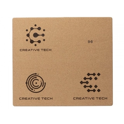 
                                            Пробковый коврик для рабочего места с беспроводной зарядкой «Querсus» с гравировкой
                                            