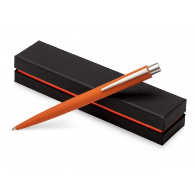 
                                                Pen in the case 