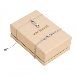 Подарочный набор Cacharel с брелком и ожерельем