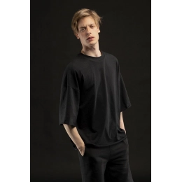 Unisex T1 black t-shirt.