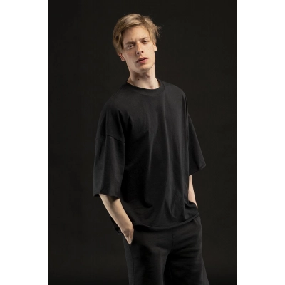 
                                                Unisex T1 black t-shirt.
                                                