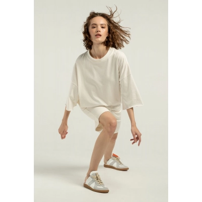 
                                                Unisex T1 milk-white T-shirt.
                                                