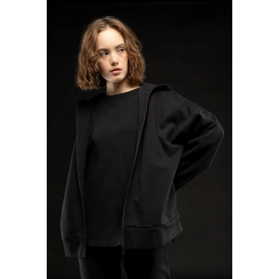 
                                                Unisex T3 black t-shirt.
                                                