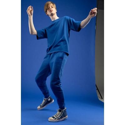 
                                                Unisex T3 blue t-shirt.
                                                
