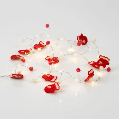 
                                                Merry Mittens red garland.
                                                