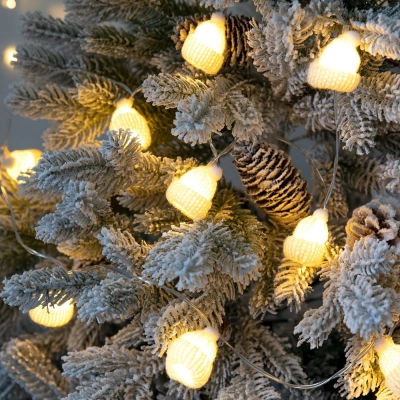 
                                                Cosy Poms white garland.
                                                