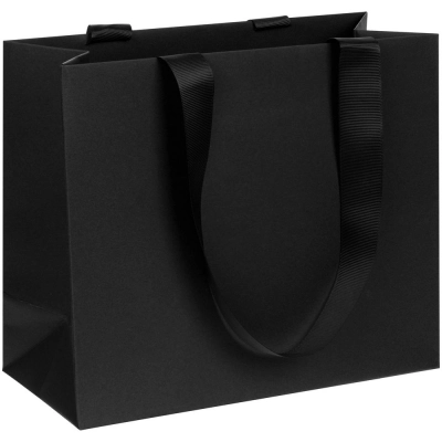 
                                                Manilla S black paper bag.
                                                