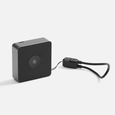 
                                                Aura Power 5000 mAh external battery with wireless charging, grey.
                                                