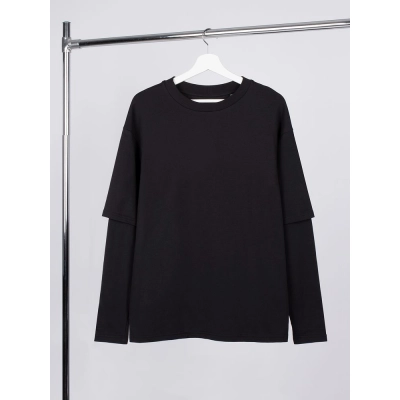 
                                                Oversized black Kosmos t-shirt with double sleeves.
                                                