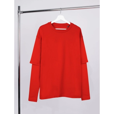 
                                                Oversized red Kosmos t-shirt with double sleeves.
                                                