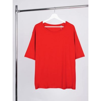 
                                                Oversized unisex Vozduh red t-shirt.
                                                