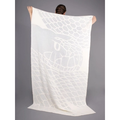 
                                            Serpentica milk blanket with lurex.
                                            