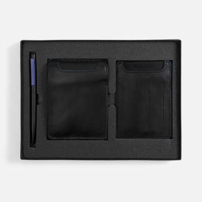 
                                                Arrival set, black with blue.
                                                