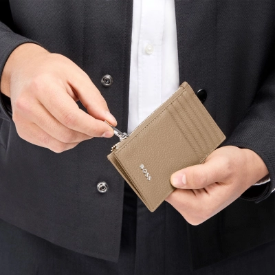 
                                                Кошелек для карт с замком Classic Grained Camel
                                                