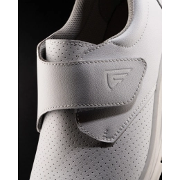 Рабочая обувь белого цвета 