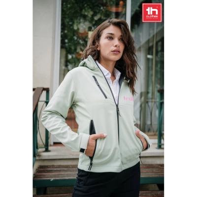 
                                                THC ZAGREB WOMEN. Женская софтшелл куртка с отстегивающимся капюшоном и закругленным подолом сзади.
                                                
