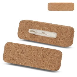 Значок с именем из пробки с булавкой