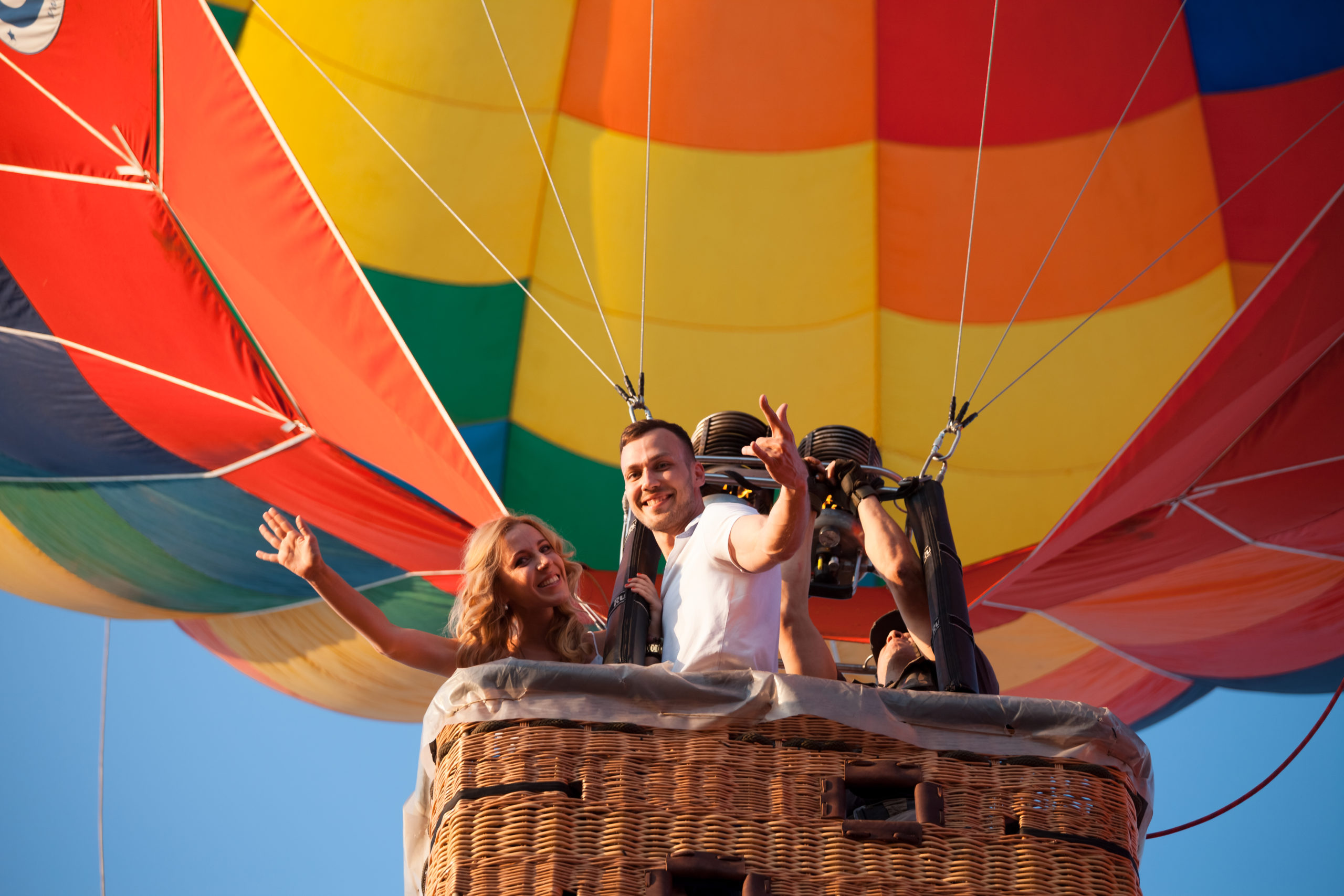Развлечения в путешествии. Воздушный шар. Человек на воздушном шаре. Воздушные шары полет. Воздушный шар с людьми.