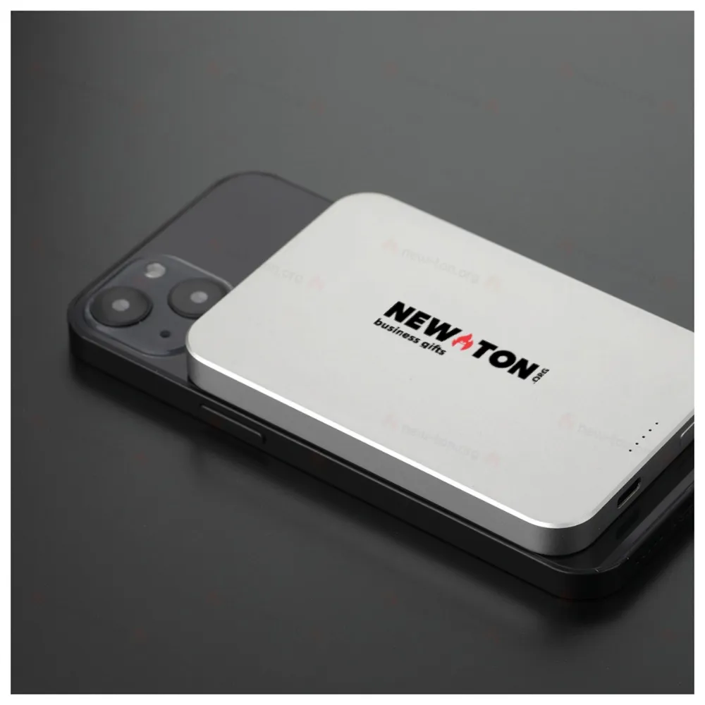 
                                            Magsafe, recycled aluminium
                                            