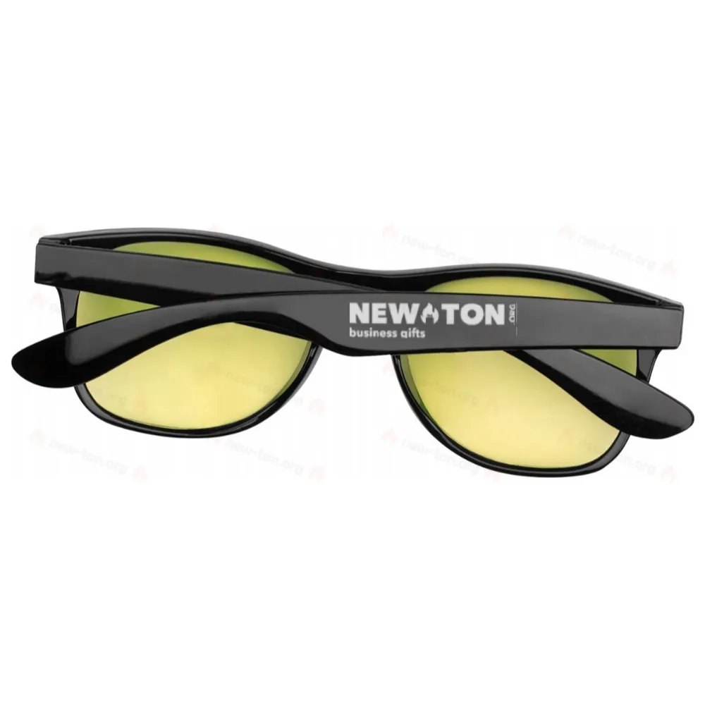 Солнцезащитные очки с цветными стеклами