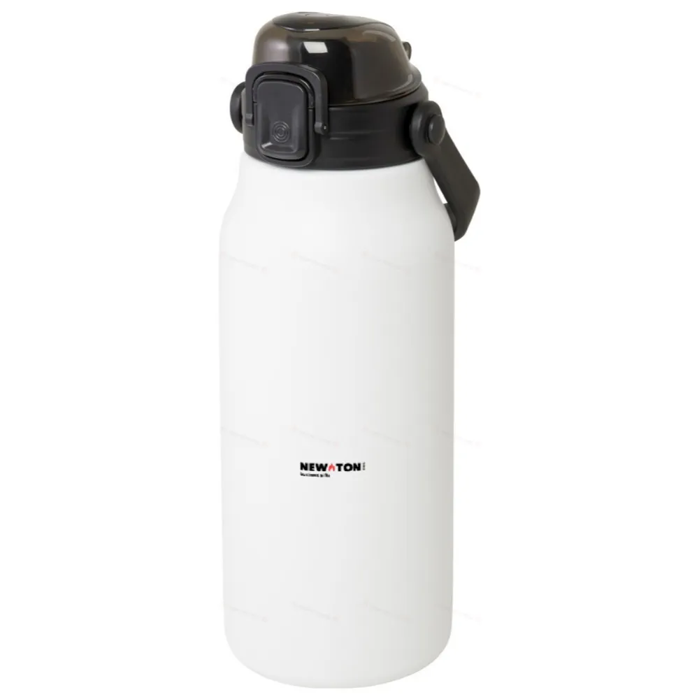 
                                            A giant 1600 ml stainless steel bottle made from recycled materials with copper vacuum insulation, having the following features:
                                            