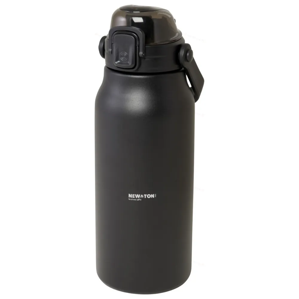 
                                                A giant 1600 ml stainless steel bottle made from recycled materials with copper vacuum insulation, having the following features:
                                                
