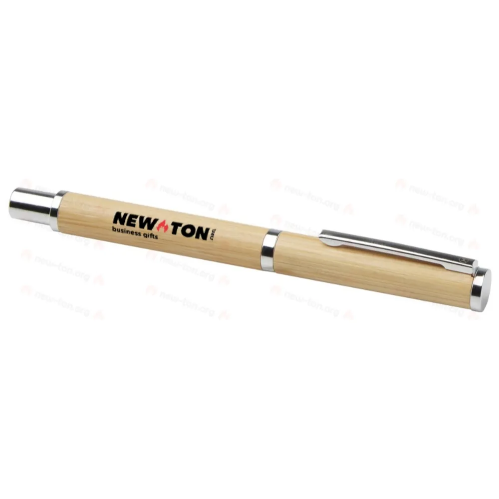 
                                                Apolys gift set includes a bamboo pen and a ballpoint pen.
                                                