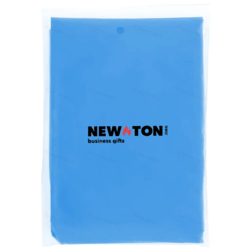 
                                                Mayan disposable rain poncho made from recycled materials with GRS certification, with a storage cover.
                                                