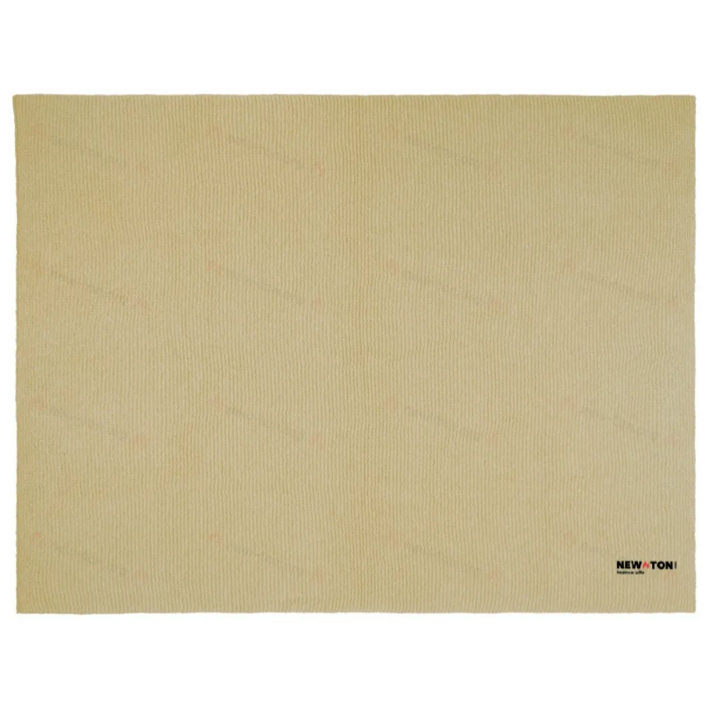 
                                            Suzy blanket made of polyester knit fabric with GRS certification, measuring 150 x 120 cm.
                                            