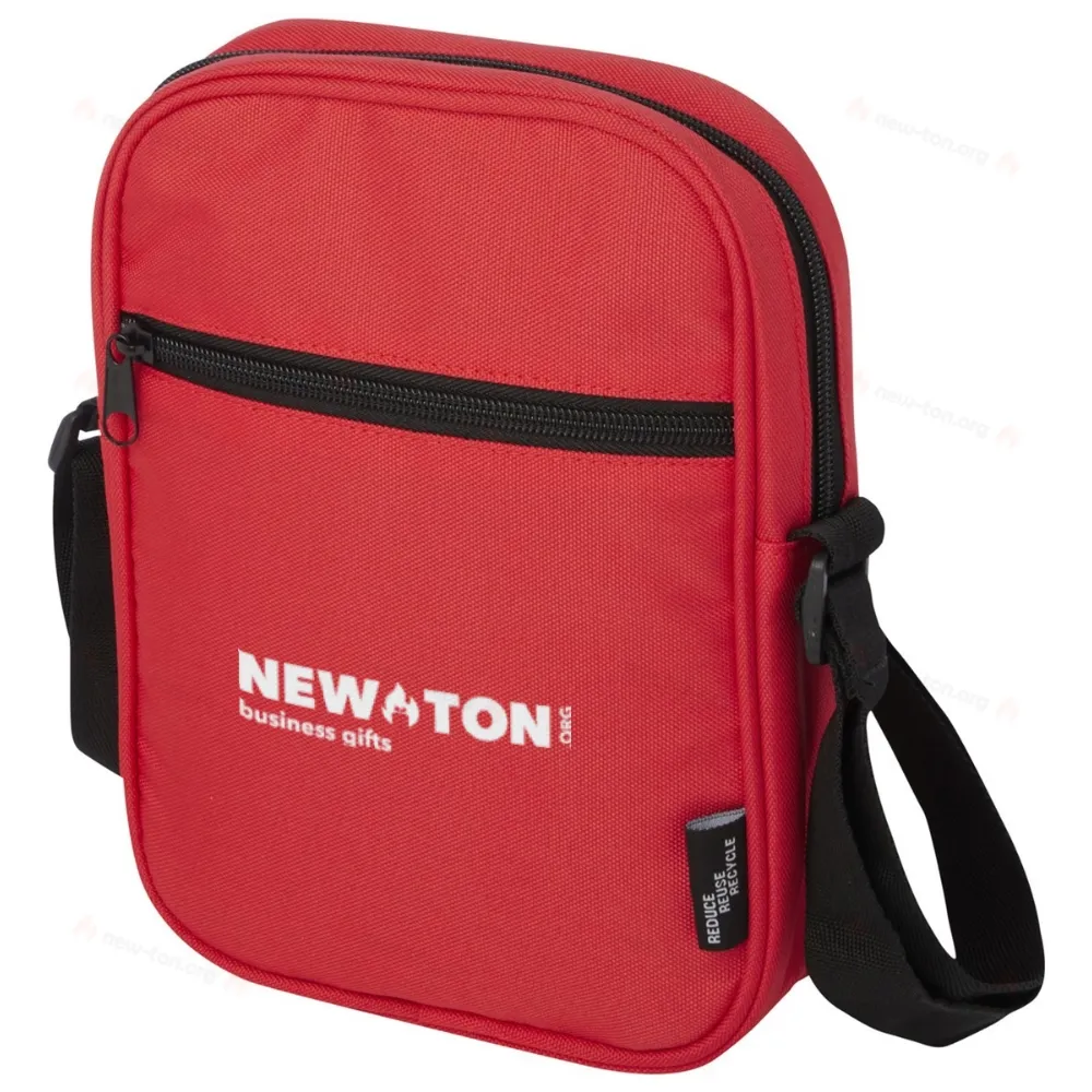 
                                            Byron shoulder bag with a capacity of 2 liters made from recycled materials with GRS certification.
                                            