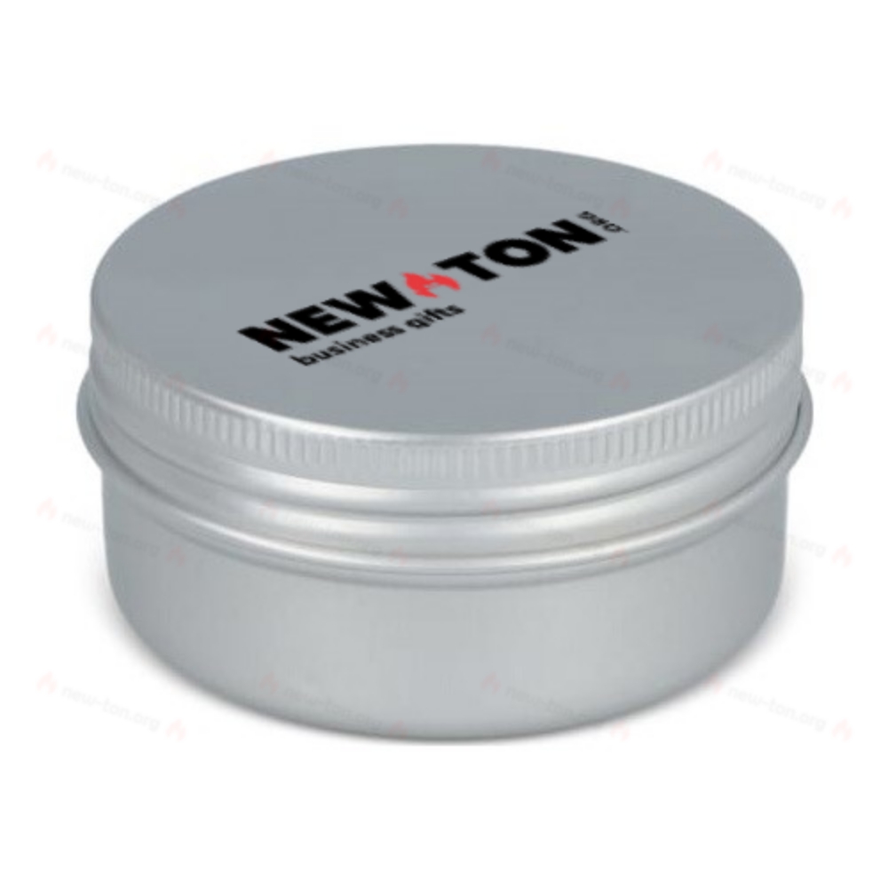 Свеча от насекомых на основе растений цитронеллы в переработанной жестяной банке. Свеча от насекомых на основе растений цитронеллы в переработанной жестяной банке.